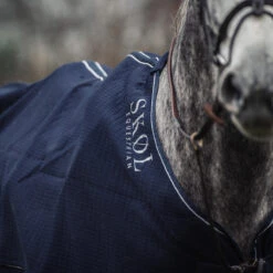 Deken SKØL Cooler Ebba Donkerblauw 7 Deken SKØL Cooler Ebba Donkerblauw -Default Template 3 deken skol cooler ebba donkerblauw 1500x1500 130221