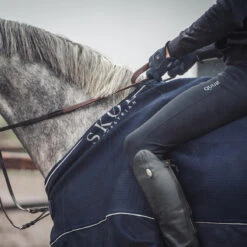 Deken SKØL Cooler Ebba Donkerblauw 8 Deken SKØL Cooler Ebba Donkerblauw -Default Template 3 deken skol cooler ebba donkerblauw 1500x1500 130222