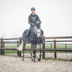 Deken SKØL Cooler Ebba Donkerblauw 9 Deken SKØL Cooler Ebba Donkerblauw -Default Template 3 deken skol cooler ebba donkerblauw 1500x1500 130223