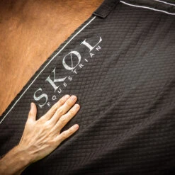 Deken SKØL Cooler Ebba Zwart -Default Template 3 deken skol cooler ebba zwart 1500x1500 130217