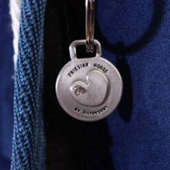 Staldeken Friesian Horse By Horsegear 160gr Donkerblauw -Default Template 3 staldeken friesian horse by horsegear 160gr donkerblauw 1500x1500 173336