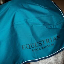 Uitrijdeken Equestrian Stockholm Aurora Blues Darkturquoise -Default Template 3 uitrijdeken equestrian stockholm aurora blues darkturquoise 1500x1500 166082