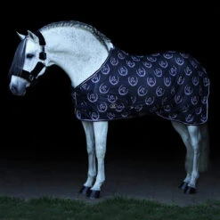 Vliegendeken Horsegear All Over Donkerblauw-wit -Default Template 3 vliegendeken horsegear all over donkerblauw wit 1500x1500 139992