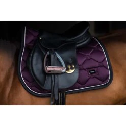 Zadeldek Equestrian Stockholm Black Raven Paars 15 Zadeldek Equestrian Stockholm Black Raven Paars -Default Template 3 zadeldek equestrian stockholm black raven paars 1500x1500 179376