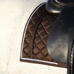 Zadeldek Horsegear Volant Donkerbruin 16 Zadeldek Horsegear Volant Donkerbruin -Default Template 3 zadeldek horsegear volant donkerbruin 1500x1500 143260