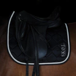 Zadeldek SKØL Sken Zwart -Default Template 3 zadeldek skol sken zwart 1500x1500 124070