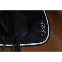 Zadeldek SKØL Sken Zwart -Default Template 3 zadeldek skol sken zwart 1500x1500 124071