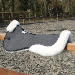 Zadelonderlegger Harry's Horse Riser Pad Faux Fur Black-beige 5 Zadelonderlegger Harry's Horse Riser Pad Faux Fur Black-beige -Default Template 3 zadelonderlegger harry s horse riser pad faux fur black beige 1500x1500 124336